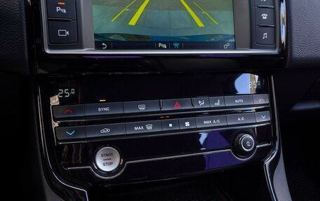 Jaguar XE I рестайлинг, 2016 год, 1 890 000 рублей, 13 фотография