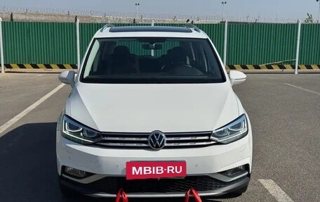 Volkswagen Touran III, 2021 год, 1 690 099 рублей, 2 фотография