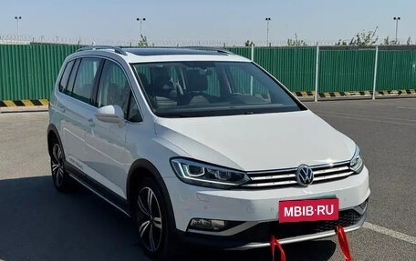 Volkswagen Touran III, 2021 год, 1 690 099 рублей, 3 фотография