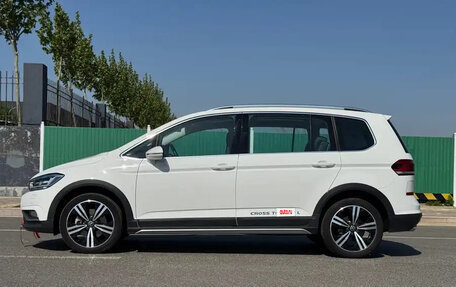Volkswagen Touran III, 2021 год, 1 690 099 рублей, 5 фотография
