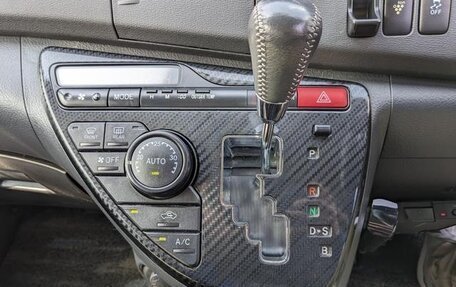 Toyota ISis I, 2012 год, 1 032 000 рублей, 26 фотография