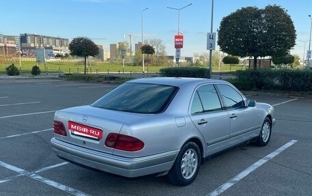 Mercedes-Benz E-Класс, 1998 год, 600 000 рублей, 2 фотография