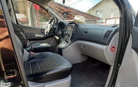 Hyundai H-1 II рестайлинг, 2012 год, 1 910 000 рублей, 4 фотография