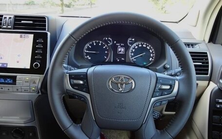 Toyota Land Cruiser Prado 150 рестайлинг 2, 2021 год, 4 400 000 рублей, 13 фотография