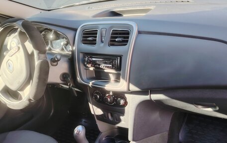 Renault Logan II, 2016 год, 990 000 рублей, 13 фотография