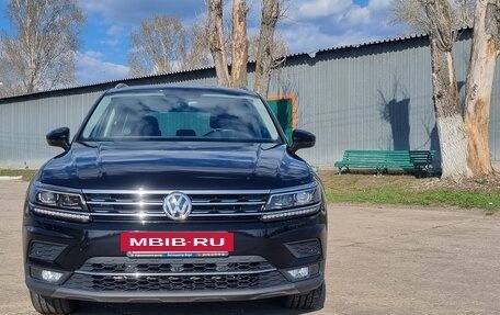 Volkswagen Tiguan II, 2018 год, 3 050 000 рублей, 3 фотография