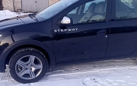 Renault Logan II, 2019 год, 1 300 000 рублей, 4 фотография