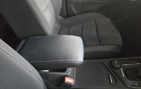 Volkswagen Tiguan II, 2018 год, 2 550 000 рублей, 13 фотография