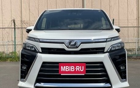 Toyota Voxy III, 2021 год, 2 500 000 рублей, 2 фотография