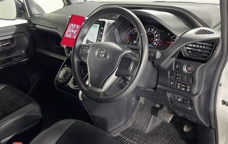 Toyota Voxy III, 2021 год, 2 500 000 рублей, 9 фотография