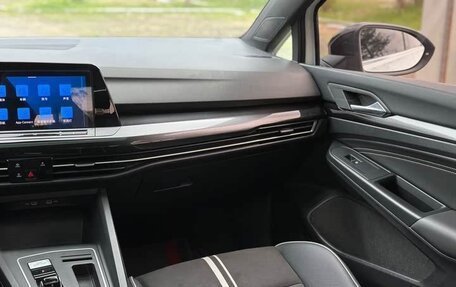 Volkswagen Golf VIII, 2022 год, 1 900 000 рублей, 21 фотография