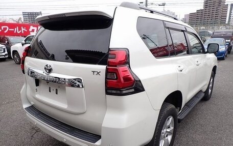 Toyota Land Cruiser Prado 150 рестайлинг 2, 2021 год, 4 000 000 рублей, 5 фотография