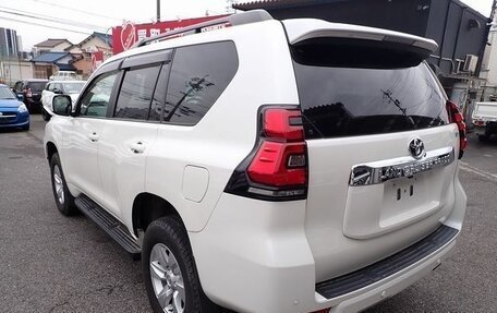 Toyota Land Cruiser Prado 150 рестайлинг 2, 2021 год, 4 000 000 рублей, 4 фотография