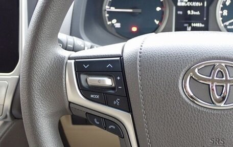 Toyota Land Cruiser Prado 150 рестайлинг 2, 2021 год, 4 000 000 рублей, 10 фотография