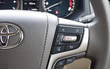 Toyota Land Cruiser Prado 150 рестайлинг 2, 2021 год, 4 000 000 рублей, 14 фотография