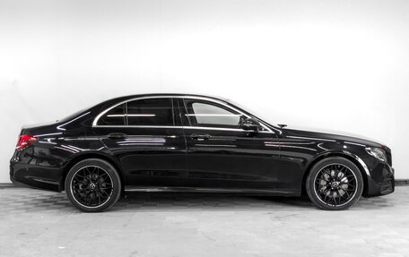 Mercedes-Benz E-Класс, 2020 год, 3 850 000 рублей, 4 фотография