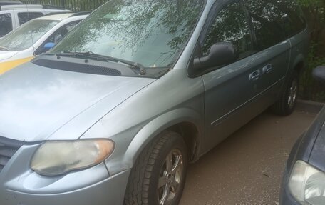 Chrysler Town & Country IV, 2004 год, 590 000 рублей, 2 фотография