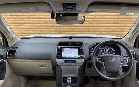 Toyota Land Cruiser Prado 150 рестайлинг 2, 2022 год, 3 920 000 рублей, 10 фотография