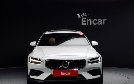 Volvo V60 II, 2021 год, 3 240 334 рублей, 2 фотография