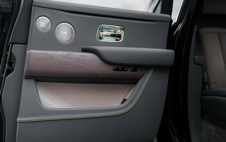 Rolls-Royce Cullinan, 2025 год, 80 000 000 рублей, 24 фотография