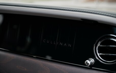 Rolls-Royce Cullinan, 2025 год, 80 000 000 рублей, 23 фотография