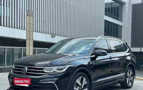 Volkswagen Tiguan II, 2023 год, 3 760 000 рублей, 3 фотография