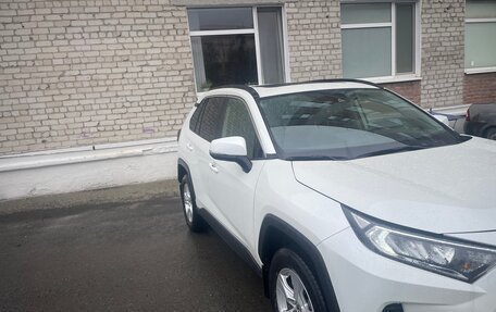 Toyota RAV4, 2019 год, 3 660 000 рублей, 2 фотография