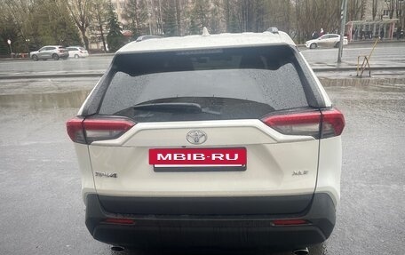 Toyota RAV4, 2019 год, 3 660 000 рублей, 5 фотография