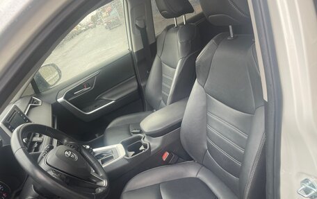 Toyota RAV4, 2019 год, 3 660 000 рублей, 9 фотография