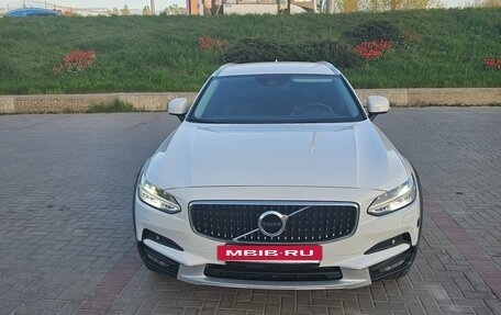 Volvo V90 Cross Country I рестайлинг, 2019 год, 2 700 000 рублей, 2 фотография