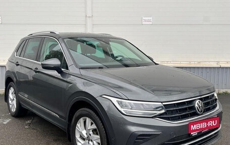 Volkswagen Tiguan II, 2021 год, 3 400 000 рублей, 2 фотография