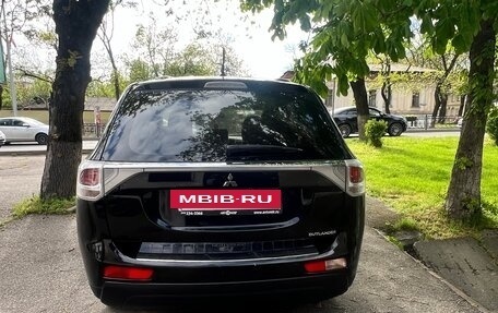 Mitsubishi Outlander III рестайлинг 3, 2013 год, 1 250 000 рублей, 2 фотография