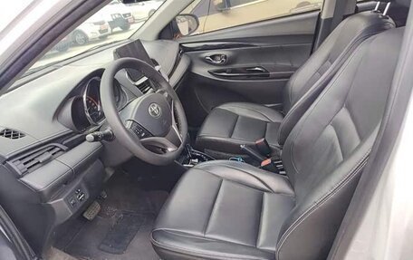 Toyota Yaris XP150 рестайлинг, 2022 год, 1 240 000 рублей, 10 фотография