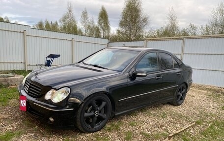 Mercedes-Benz C-Класс, 2005 год, 800 000 рублей, 1 фотография
