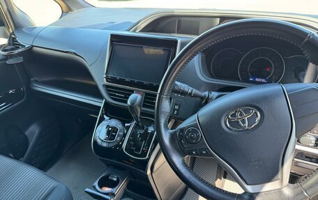 Toyota Voxy III, 2018 год, 2 170 000 рублей, 14 фотография