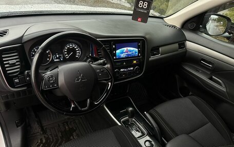 Mitsubishi Outlander III рестайлинг 3, 2018 год, 1 329 000 рублей, 10 фотография
