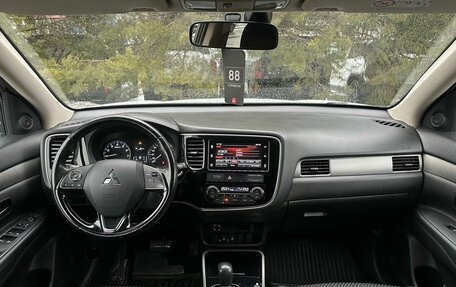 Mitsubishi Outlander III рестайлинг 3, 2018 год, 1 329 000 рублей, 11 фотография