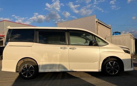 Toyota Voxy III, 2021 год, 2 290 000 рублей, 3 фотография