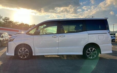 Toyota Voxy III, 2021 год, 2 290 000 рублей, 4 фотография
