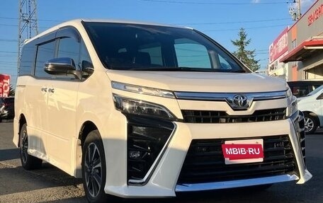 Toyota Voxy III, 2021 год, 2 290 000 рублей, 2 фотография