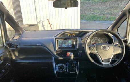 Toyota Voxy III, 2021 год, 2 290 000 рублей, 10 фотография