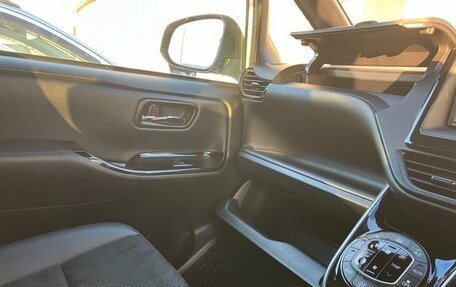 Toyota Voxy III, 2021 год, 2 290 000 рублей, 14 фотография