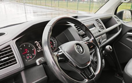 Volkswagen Caravelle T6 рестайлинг, 2016 год, 2 200 000 рублей, 20 фотография