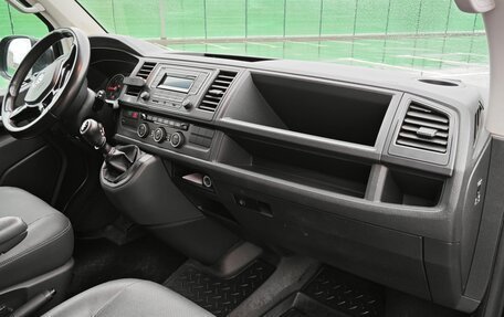 Volkswagen Caravelle T6 рестайлинг, 2016 год, 2 200 000 рублей, 23 фотография