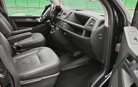 Volkswagen Caravelle T6 рестайлинг, 2016 год, 2 200 000 рублей, 19 фотография