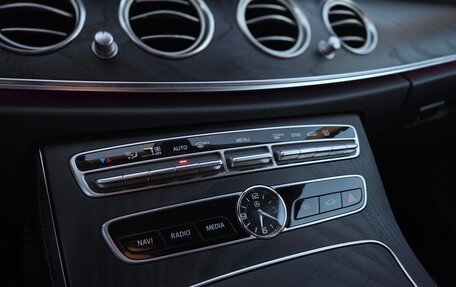 Mercedes-Benz E-Класс, 2019 год, 2 990 000 рублей, 28 фотография