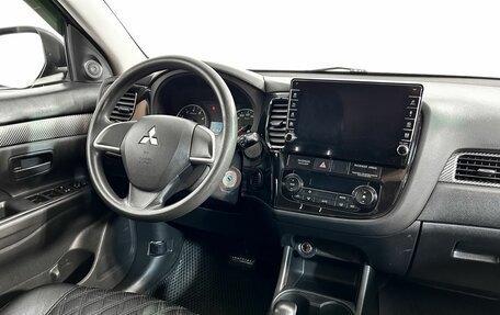 Mitsubishi Outlander III рестайлинг 3, 2014 год, 1 349 000 рублей, 13 фотография