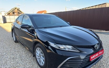 Toyota Camry, 2021 год, 3 300 000 рублей, 2 фотография