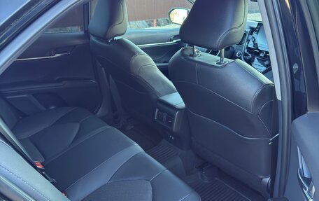 Toyota Camry, 2021 год, 3 300 000 рублей, 10 фотография