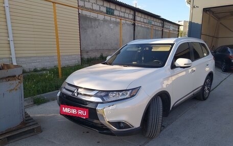 Mitsubishi Outlander III рестайлинг 3, 2018 год, 2 225 000 рублей, 2 фотография